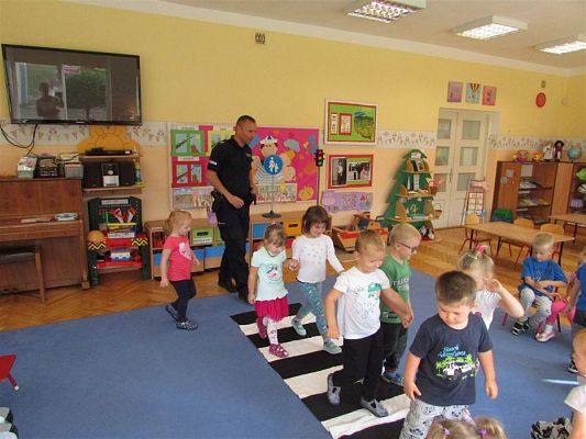 Grafika #10: 10.09.2019 Spotkanie z policjantem nt.&quot;Bezpieczna droga do przedszkola&quot;