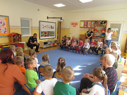 Grafika #21: 10.09.2019 Spotkanie z policjantem nt.&quot;Bezpieczna droga do przedszkola&quot;