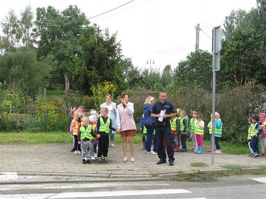 Grafika #37: 10.09.2019 Spotkanie z policjantem nt.&quot;Bezpieczna droga do przedszkola&quot;