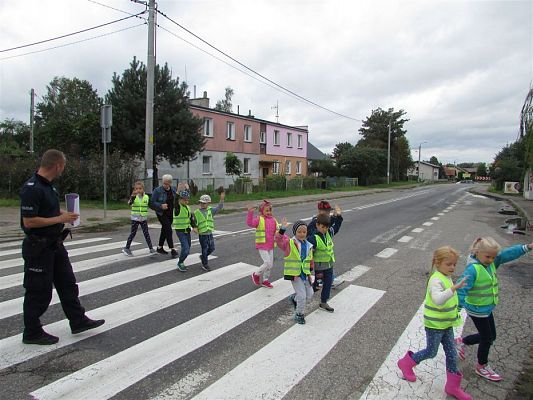 Grafika #44: 10.09.2019 Spotkanie z policjantem nt.&quot;Bezpieczna droga do przedszkola&quot;