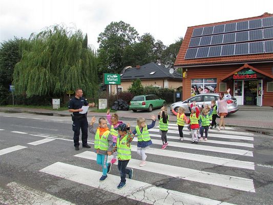 Grafika #52: 10.09.2019 Spotkanie z policjantem nt.&quot;Bezpieczna droga do przedszkola&quot;