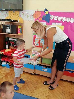 Grafika #1: 30.08.2019 Tydzień adaptacji w przedszkolu - wręczanie dyplomów