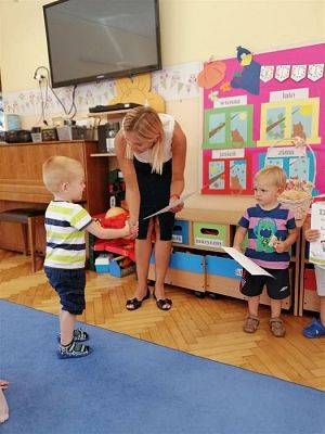 Grafika #10: 30.08.2019 Tydzień adaptacji w przedszkolu - wręczanie dyplomów