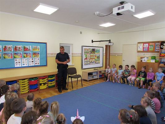 Grafika #0: 17.06.2019 Spotkanie z policjantem nt."Bezpieczne wakacje"