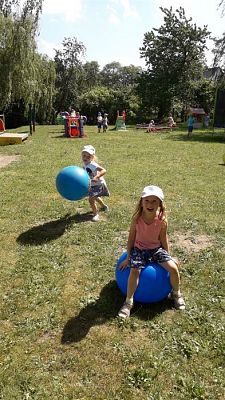 Grafika #13: 06.06.2019 Zabawy w przedszkolnym ogródku