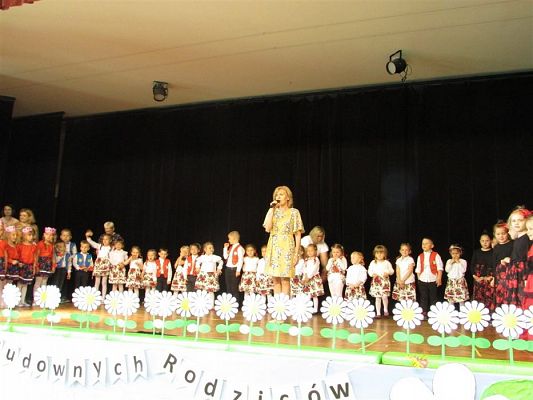 Grafika #0: 29.05.2019 Dzień Mamy i Taty w GOKiS w Wicku