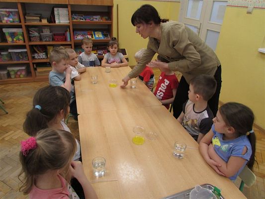 Grafika #2: Fotorelacja z Klubu Małego Odkrywcy