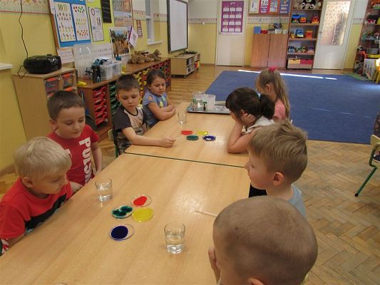 Grafika #4: Fotorelacja z Klubu Małego Odkrywcy