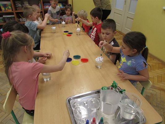 Grafika #9: Fotorelacja z Klubu Małego Odkrywcy