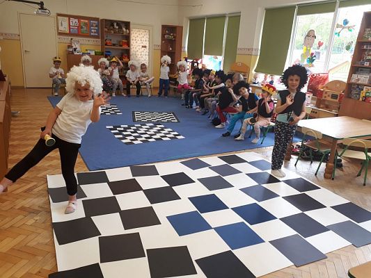 Grafika #0: 20.05.2019 Cyfrowe granie na dywanie. Zajęcia klubu szachowego "Szach-Mat".