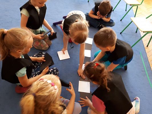 Grafika #1: 20.05.2019 Cyfrowe granie na dywanie. Zajęcia klubu szachowego "Szach-Mat".