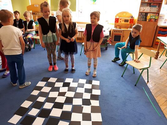 Grafika #4: 20.05.2019 Cyfrowe granie na dywanie. Zajęcia klubu szachowego "Szach-Mat".