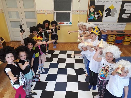 Grafika #7: 20.05.2019 Cyfrowe granie na dywanie. Zajęcia klubu szachowego "Szach-Mat".