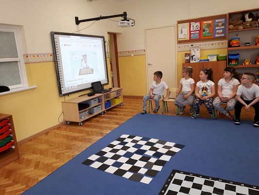 Grafika #9: 20.05.2019 Cyfrowe granie na dywanie. Zajęcia klubu szachowego "Szach-Mat".