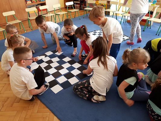 Grafika #10: 20.05.2019 Cyfrowe granie na dywanie. Zajęcia klubu szachowego "Szach-Mat".