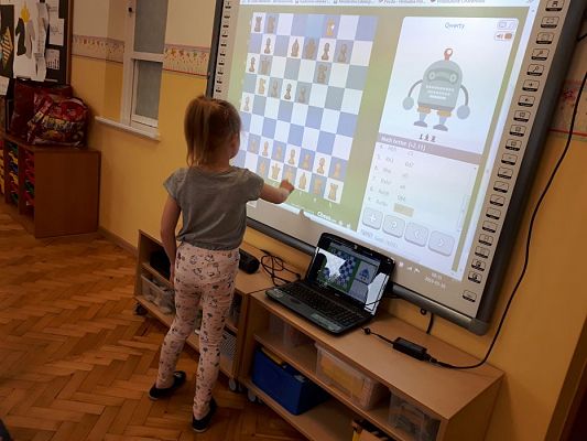 Grafika #12: 20.05.2019 Cyfrowe granie na dywanie. Zajęcia klubu szachowego "Szach-Mat".