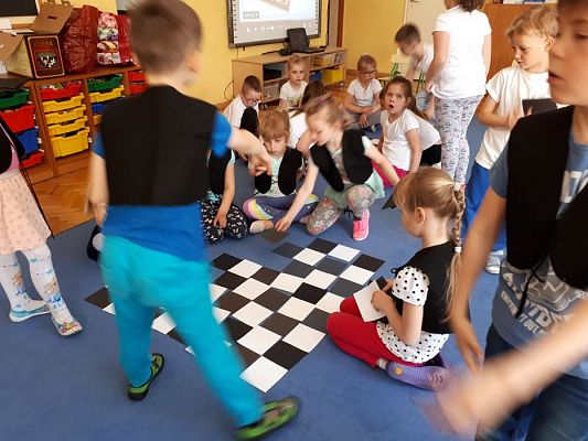 Grafika #13: 20.05.2019 Cyfrowe granie na dywanie. Zajęcia klubu szachowego "Szach-Mat".