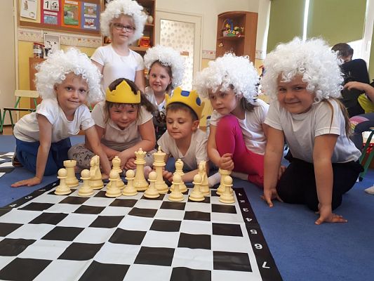 Grafika #14: 20.05.2019 Cyfrowe granie na dywanie. Zajęcia klubu szachowego "Szach-Mat".