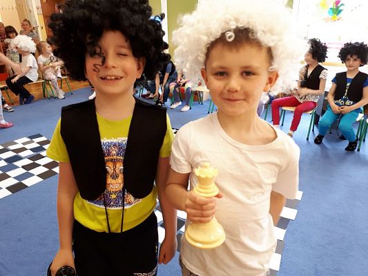 Grafika #15: 20.05.2019 Cyfrowe granie na dywanie. Zajęcia klubu szachowego "Szach-Mat".