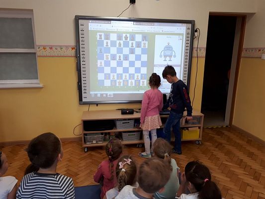 Grafika #17: 20.05.2019 Cyfrowe granie na dywanie. Zajęcia klubu szachowego "Szach-Mat".