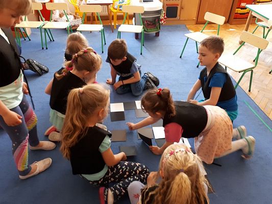 Grafika #18: 20.05.2019 Cyfrowe granie na dywanie. Zajęcia klubu szachowego "Szach-Mat".