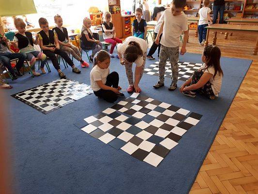 Grafika #19: 20.05.2019 Cyfrowe granie na dywanie. Zajęcia klubu szachowego "Szach-Mat".