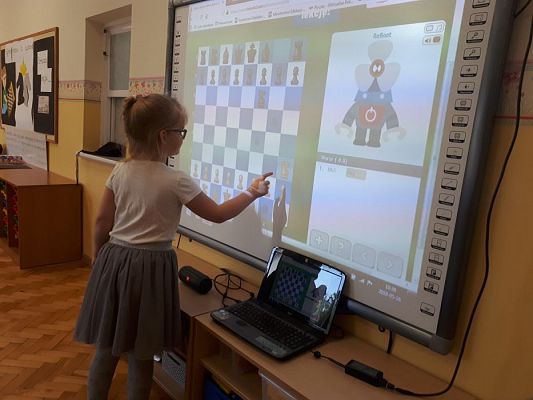 Grafika #20: 20.05.2019 Cyfrowe granie na dywanie. Zajęcia klubu szachowego "Szach-Mat".