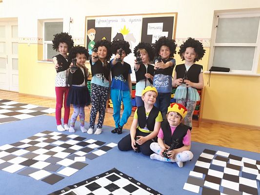 Grafika #21: 20.05.2019 Cyfrowe granie na dywanie. Zajęcia klubu szachowego "Szach-Mat".