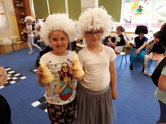 Grafika #24: 20.05.2019 Cyfrowe granie na dywanie. Zajęcia klubu szachowego "Szach-Mat".