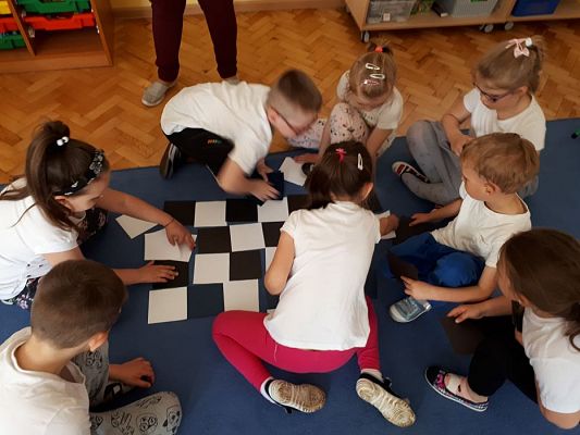 Grafika #25: 20.05.2019 Cyfrowe granie na dywanie. Zajęcia klubu szachowego "Szach-Mat".