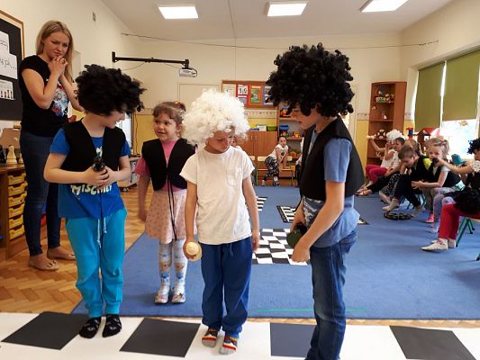 Grafika #27: 20.05.2019 Cyfrowe granie na dywanie. Zajęcia klubu szachowego "Szach-Mat".