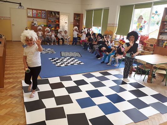 Grafika #29: 20.05.2019 Cyfrowe granie na dywanie. Zajęcia klubu szachowego "Szach-Mat".