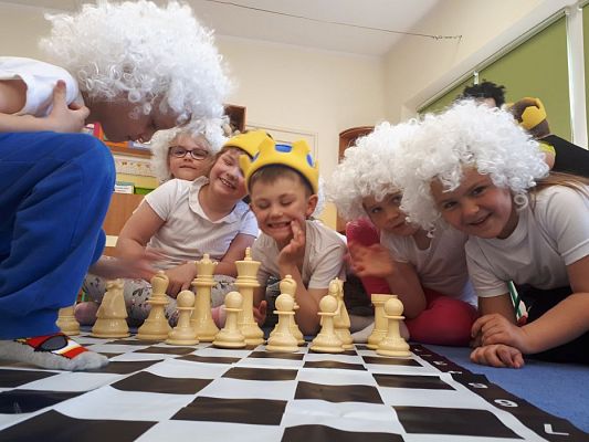 Grafika #30: 20.05.2019 Cyfrowe granie na dywanie. Zajęcia klubu szachowego "Szach-Mat".