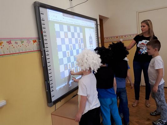 Grafika #31: 20.05.2019 Cyfrowe granie na dywanie. Zajęcia klubu szachowego "Szach-Mat".