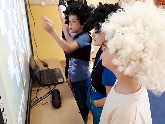 Grafika #34: 20.05.2019 Cyfrowe granie na dywanie. Zajęcia klubu szachowego "Szach-Mat".