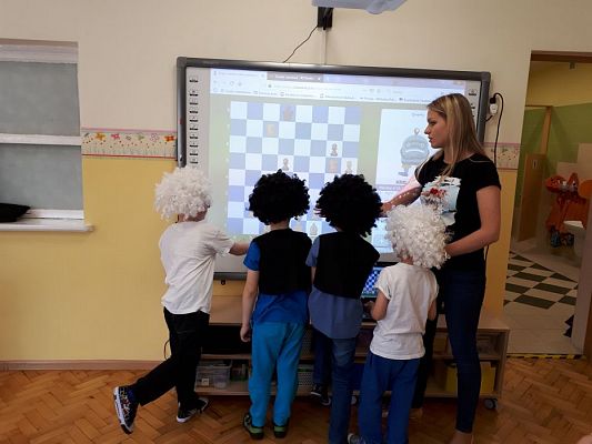 Grafika #35: 20.05.2019 Cyfrowe granie na dywanie. Zajęcia klubu szachowego "Szach-Mat".