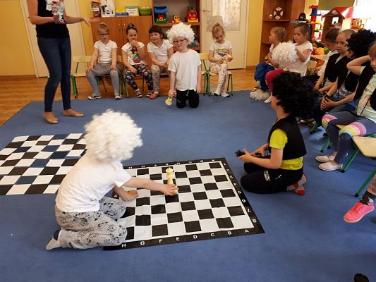 Grafika #36: 20.05.2019 Cyfrowe granie na dywanie. Zajęcia klubu szachowego "Szach-Mat".