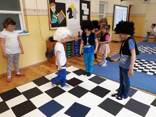 Grafika #37: 20.05.2019 Cyfrowe granie na dywanie. Zajęcia klubu szachowego "Szach-Mat".