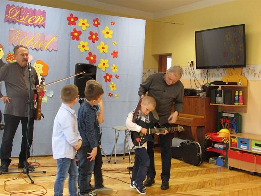 Grafika #25: 08.03.2019 Koncert muzyczny pt.&quot;Z muzyką dookoła świata&quot;
