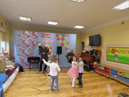 Grafika #39: 08.03.2019 Koncert muzyczny pt.&quot;Z muzyką dookoła świata&quot;