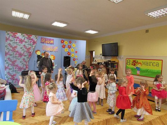 Grafika #45: 08.03.2019 Koncert muzyczny pt.&quot;Z muzyką dookoła świata&quot;