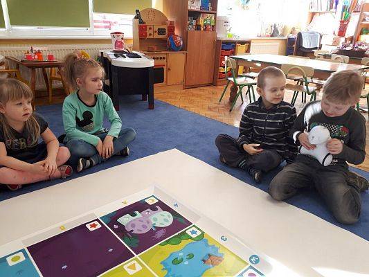 Grafika #3: 22.02.2019 "Robi w przeszkolu" Zabawy z użyciem sprzętu interaktywnego.