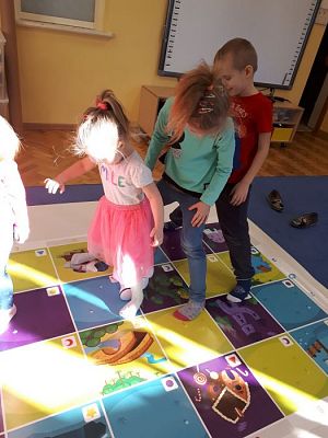 Grafika #4: 22.02.2019 "Robi w przeszkolu" Zabawy z użyciem sprzętu interaktywnego.