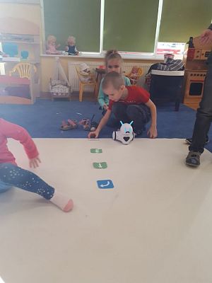 Grafika #9: 22.02.2019 "Robi w przeszkolu" Zabawy z użyciem sprzętu interaktywnego.