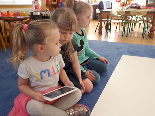 Grafika #10: 22.02.2019 "Robi w przeszkolu" Zabawy z użyciem sprzętu interaktywnego.