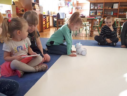 Grafika #15: 22.02.2019 "Robi w przeszkolu" Zabawy z użyciem sprzętu interaktywnego.