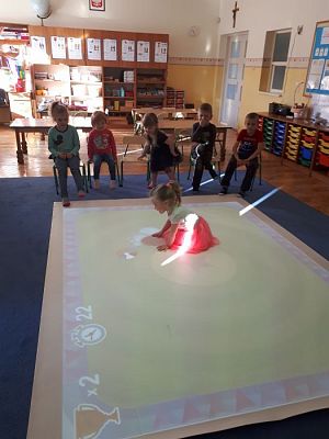 Grafika #16: 22.02.2019 "Robi w przeszkolu" Zabawy z użyciem sprzętu interaktywnego.