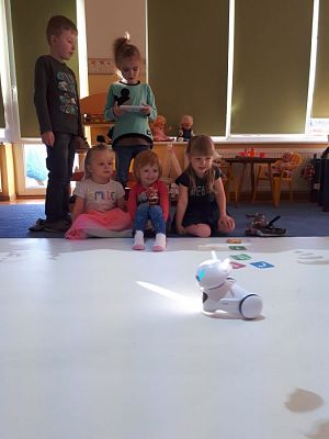 Grafika #17: 22.02.2019 "Robi w przeszkolu" Zabawy z użyciem sprzętu interaktywnego.