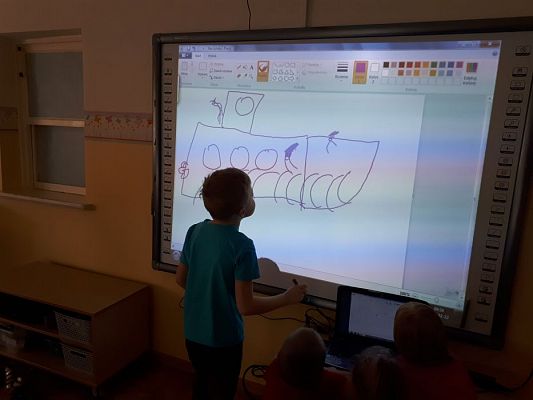 Grafika #18: 22.02.2019 "Robi w przeszkolu" Zabawy z użyciem sprzętu interaktywnego.