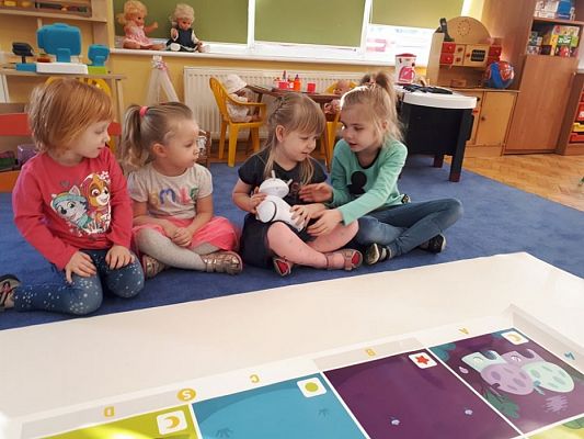 Grafika #19: 22.02.2019 "Robi w przeszkolu" Zabawy z użyciem sprzętu interaktywnego.